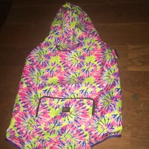 Raincoat / windbreaker unisex with hoodie and zipper pocket.